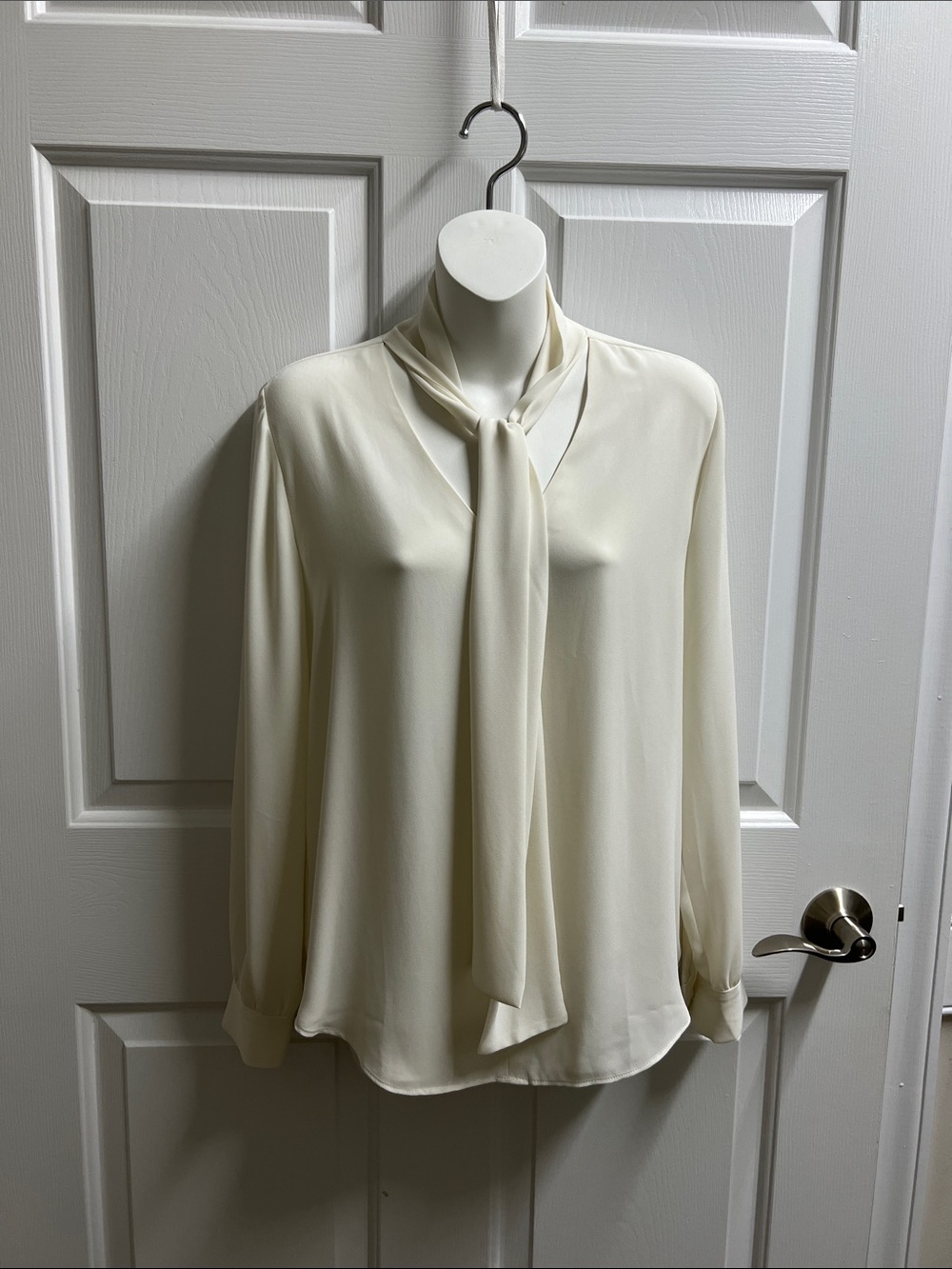 Ann Taylor Ivory off white Tie Neck Long Sleeve Blouse sz XS excellent